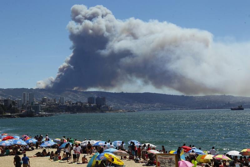 Un devastador incendio arrasa Valparaíso