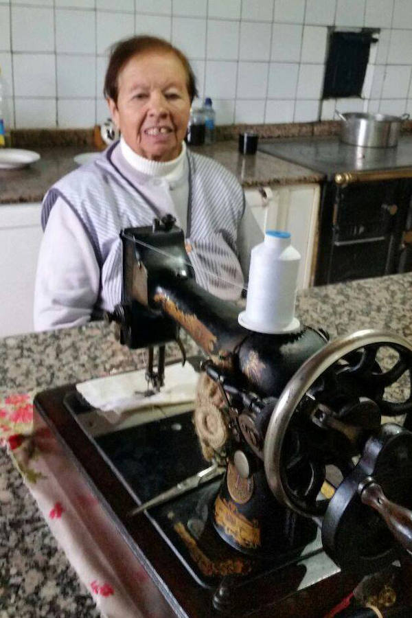 Allande rinde homenaje a sus modistas