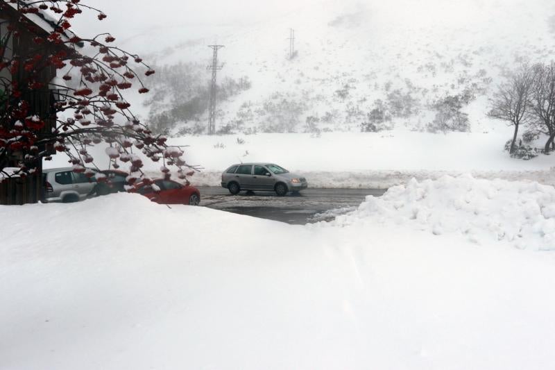 Las imágenes de la nieve en Asturias, a la espera del frío siberiano