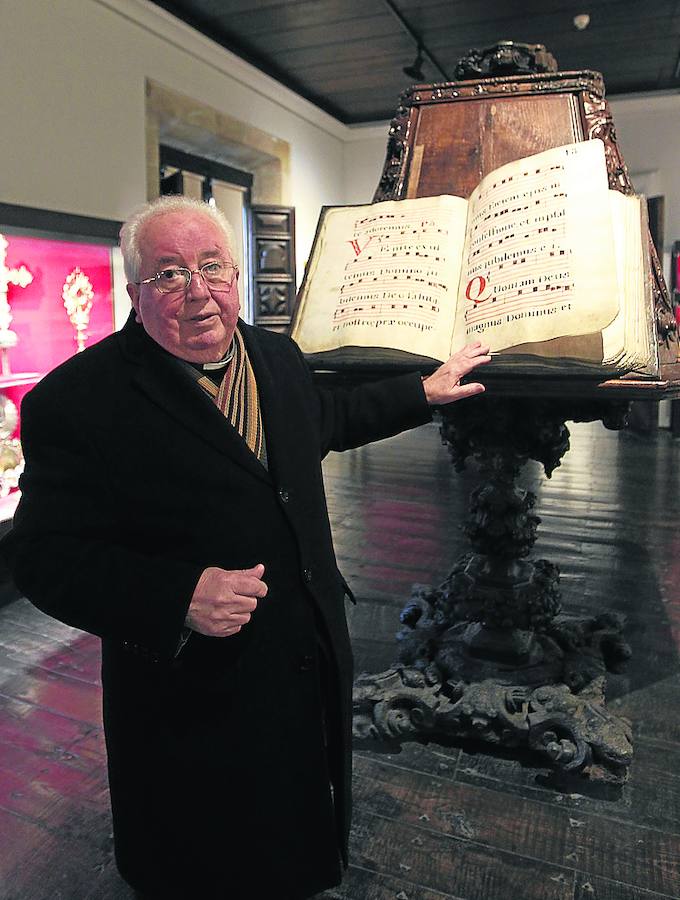 El facistol. Agustín Hevia señala uno de los facistoles que alberga el museo. Esta pieza de madera noble del siglo XVIII servía para sustentar los textos litúrgicos de carácter musical.