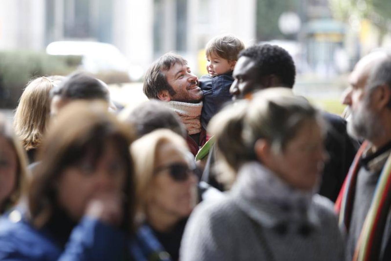 La Plataforma de Afectados por la Hipoteca acude a apoyar a una pareja que de Bimenes a punto de ser desahuciada