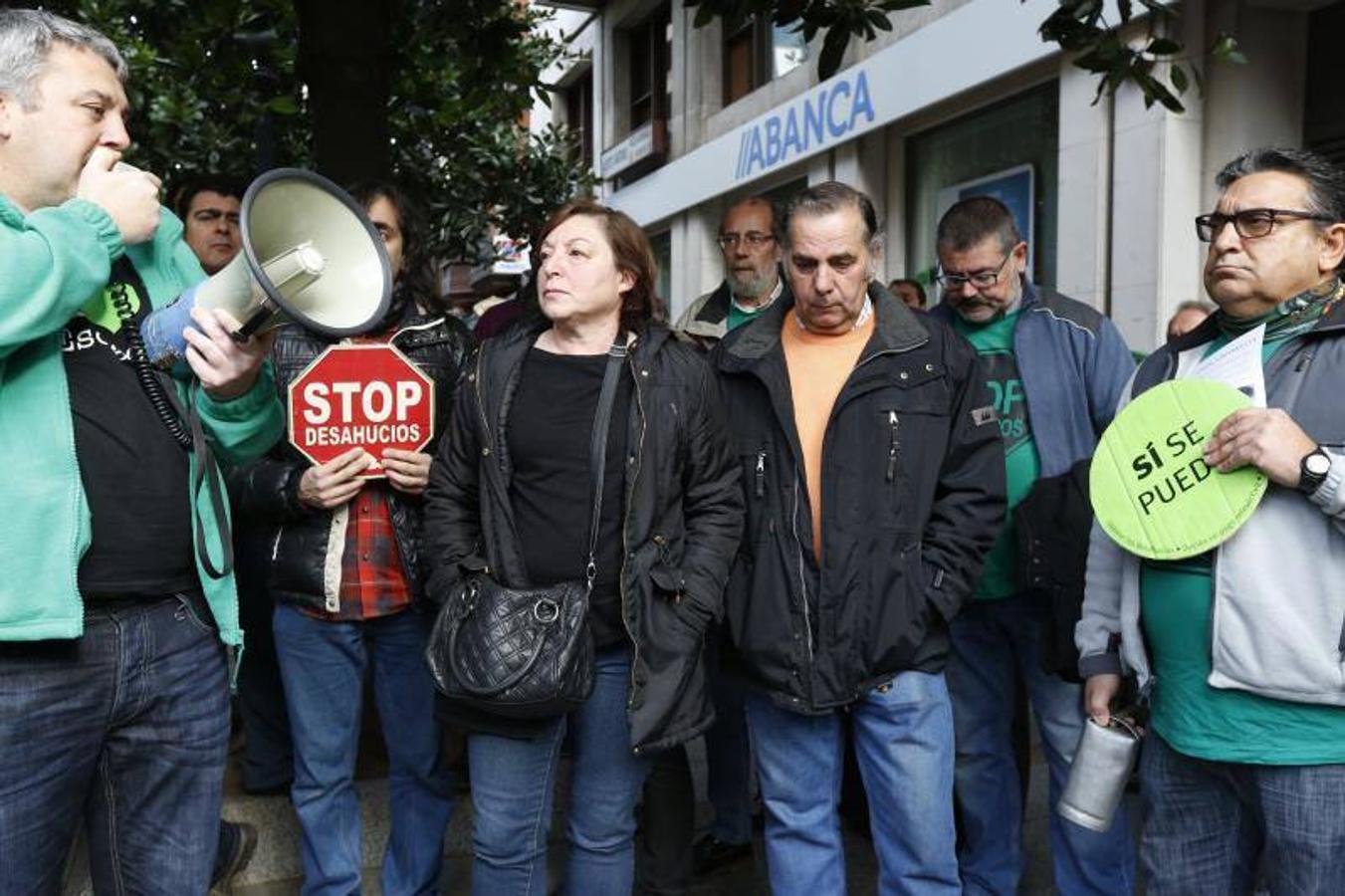 La Plataforma de Afectados por la Hipoteca acude a apoyar a una pareja que de Bimenes a punto de ser desahuciada