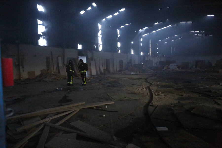 Un incendio calcina una nave abandonada en Gijón
