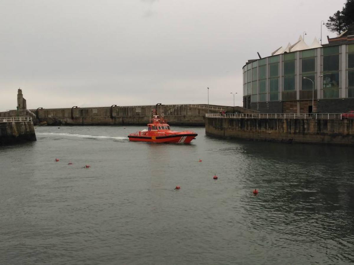 El Salvamar Capela, a su llegada al puerto de Luarca.