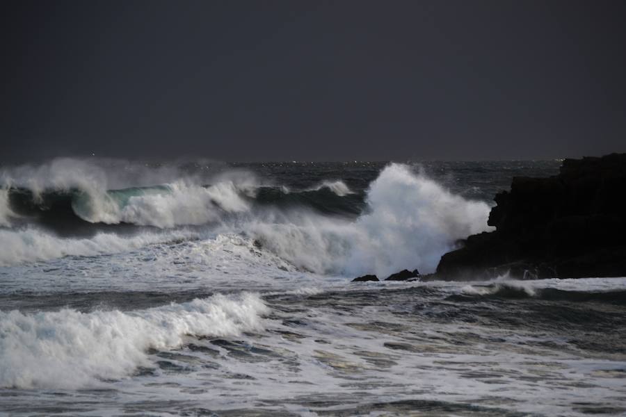 Oleaje en plena pleamar en San Lorenzo.