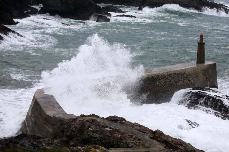 Oleaje contra el faro de Viavélez