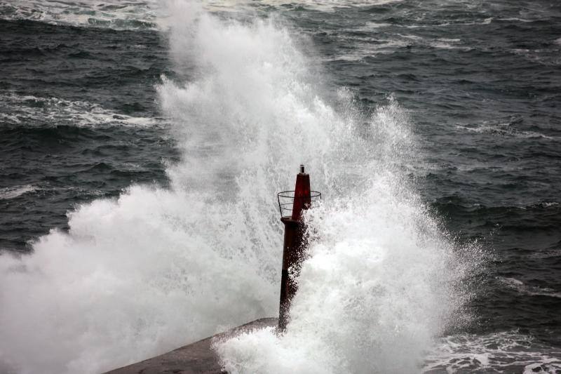 Oleaje contra el faro de Viavélez
