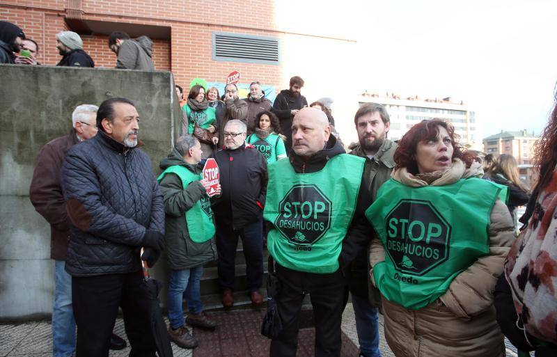 Paralizan el desahucio de una familia en Oviedo