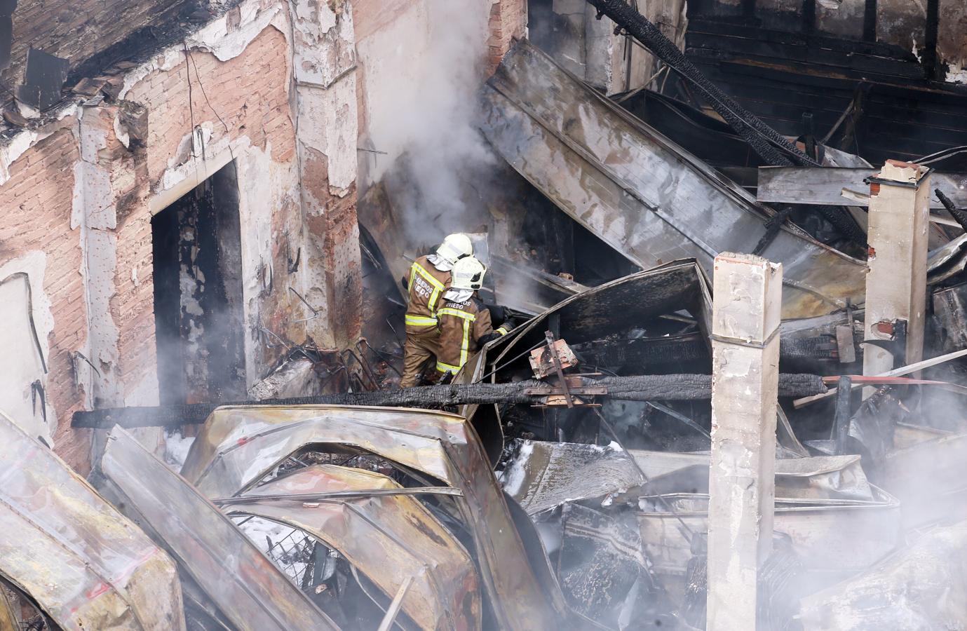 Así quedó el bazar que se incendió en Oviedo