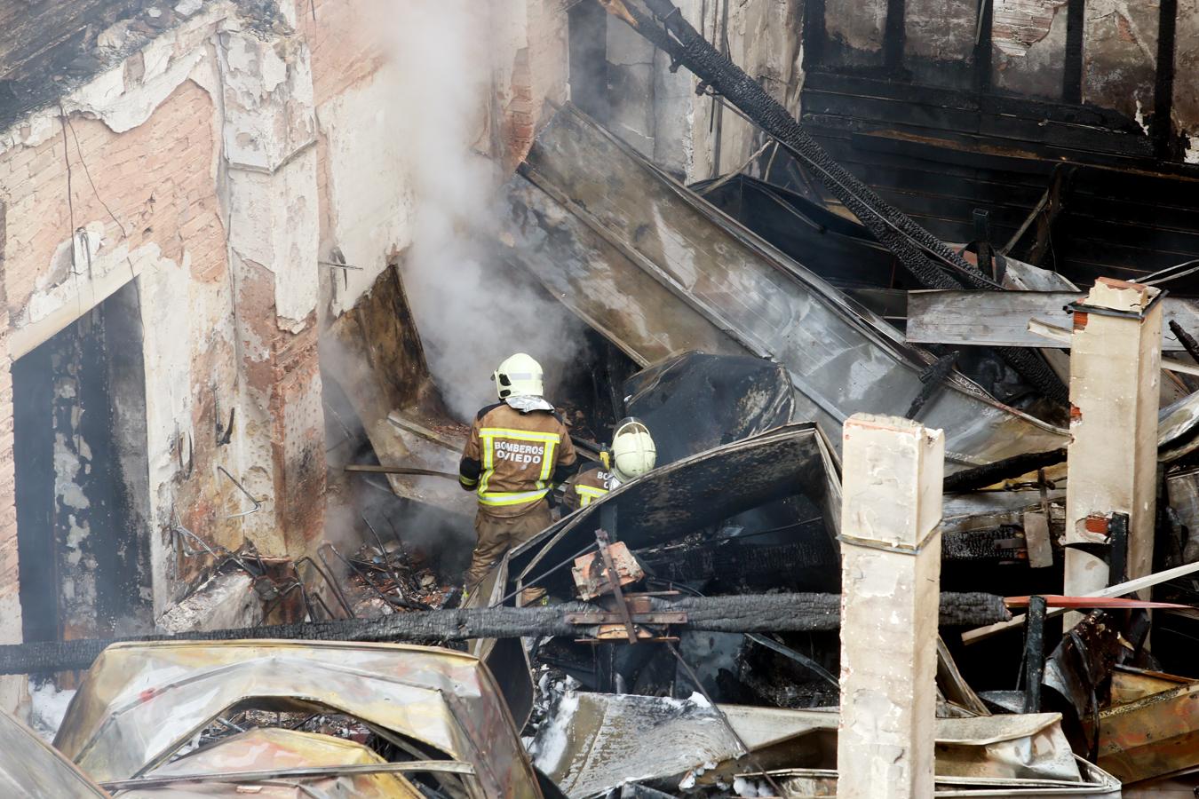 Así quedó el bazar que se incendió en Oviedo