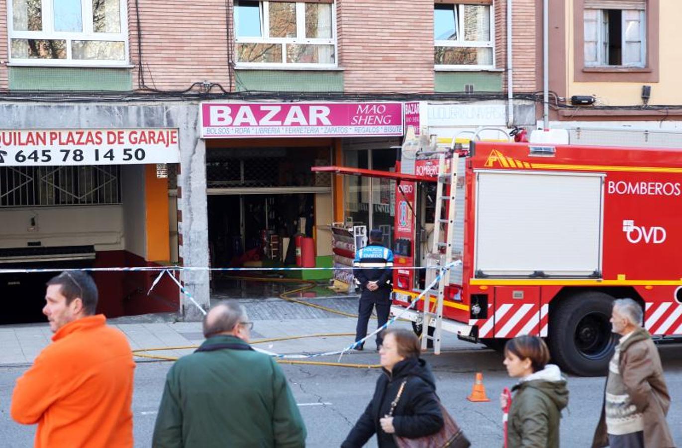 El día después del espectacular incendio que destruyó un bazar chino de Oviedo