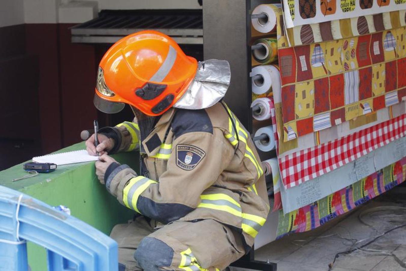 El día después del espectacular incendio que destruyó un bazar chino de Oviedo