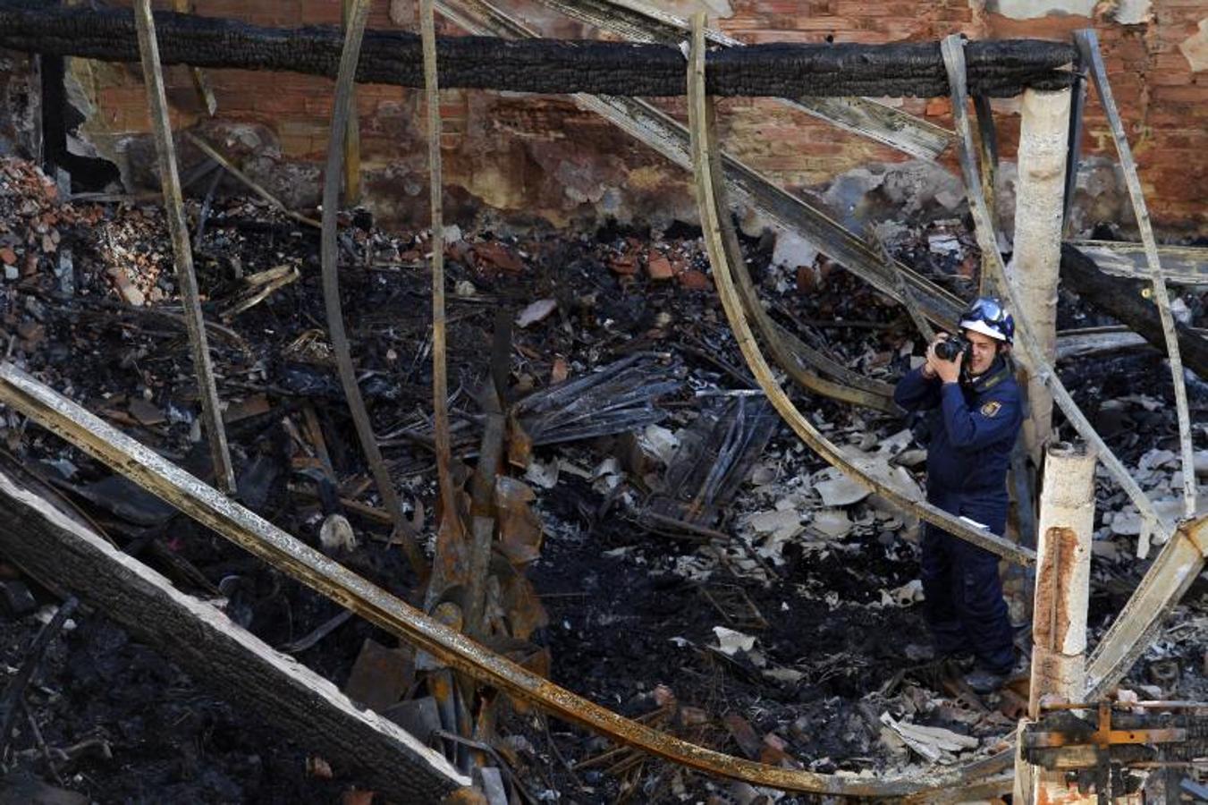 El día después del espectacular incendio que destruyó un bazar chino de Oviedo
