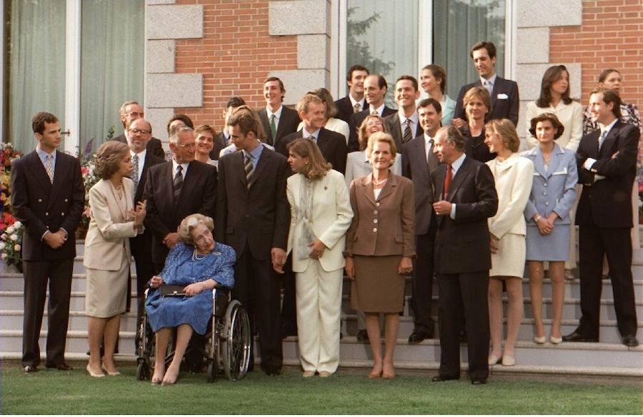 La familia de Iñaki Urdangarin y la familia real española durante el acto de petición de mano de la Infanta Cristina (1997).