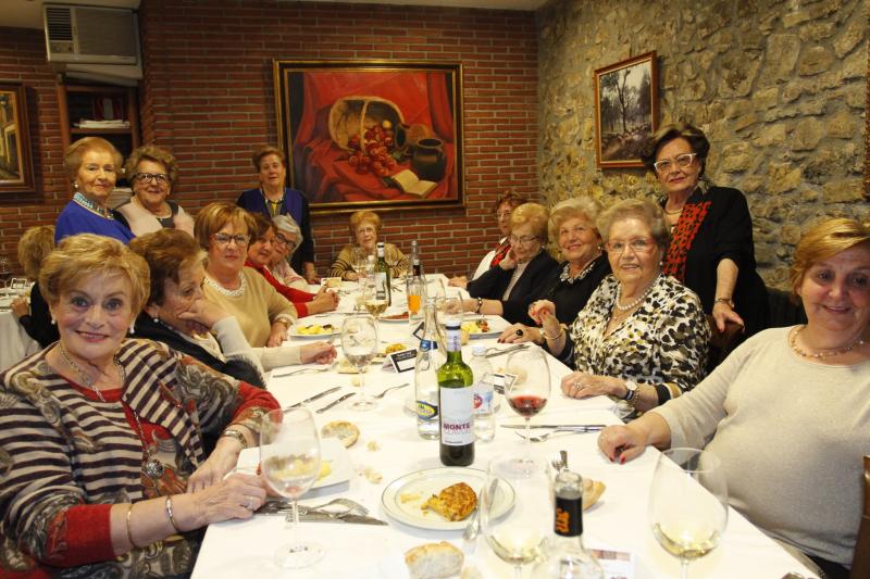 Colorida noche de comadres en Avilés