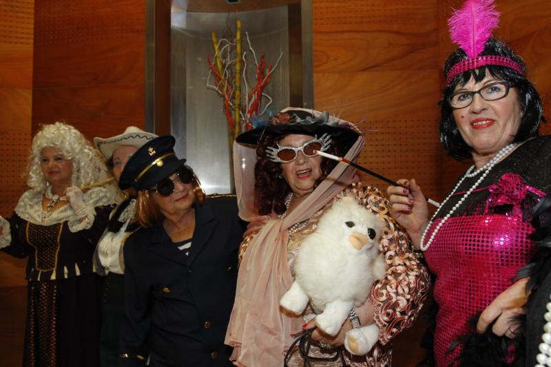 Colorida noche de comadres en Avilés