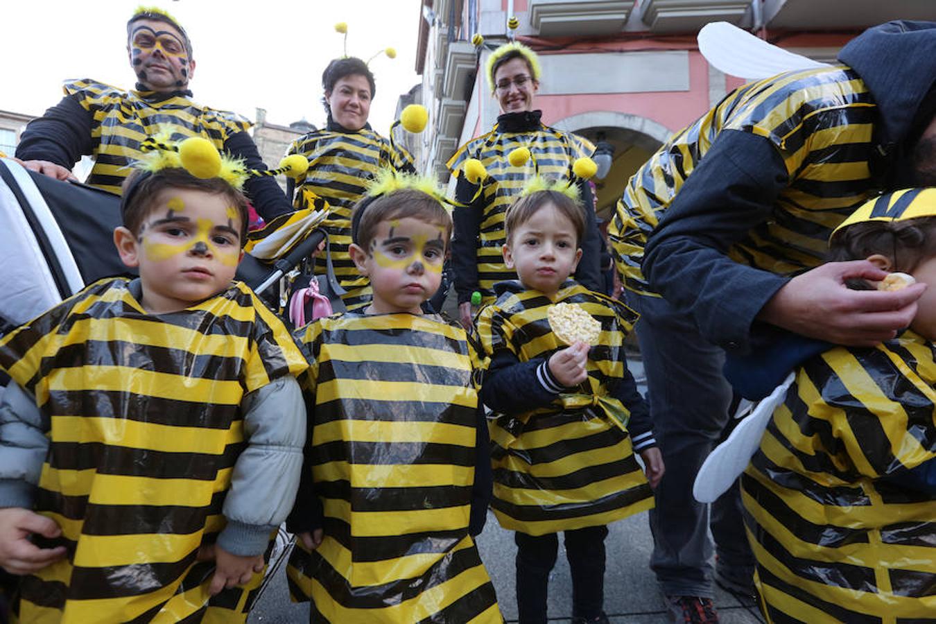 Los colegios desfilan en el Antroxu de Avilés