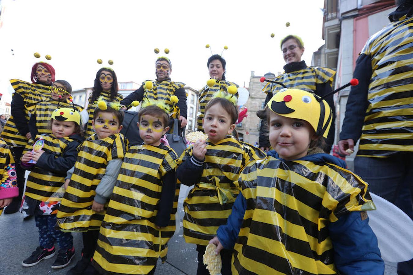 Los colegios desfilan en el Antroxu de Avilés