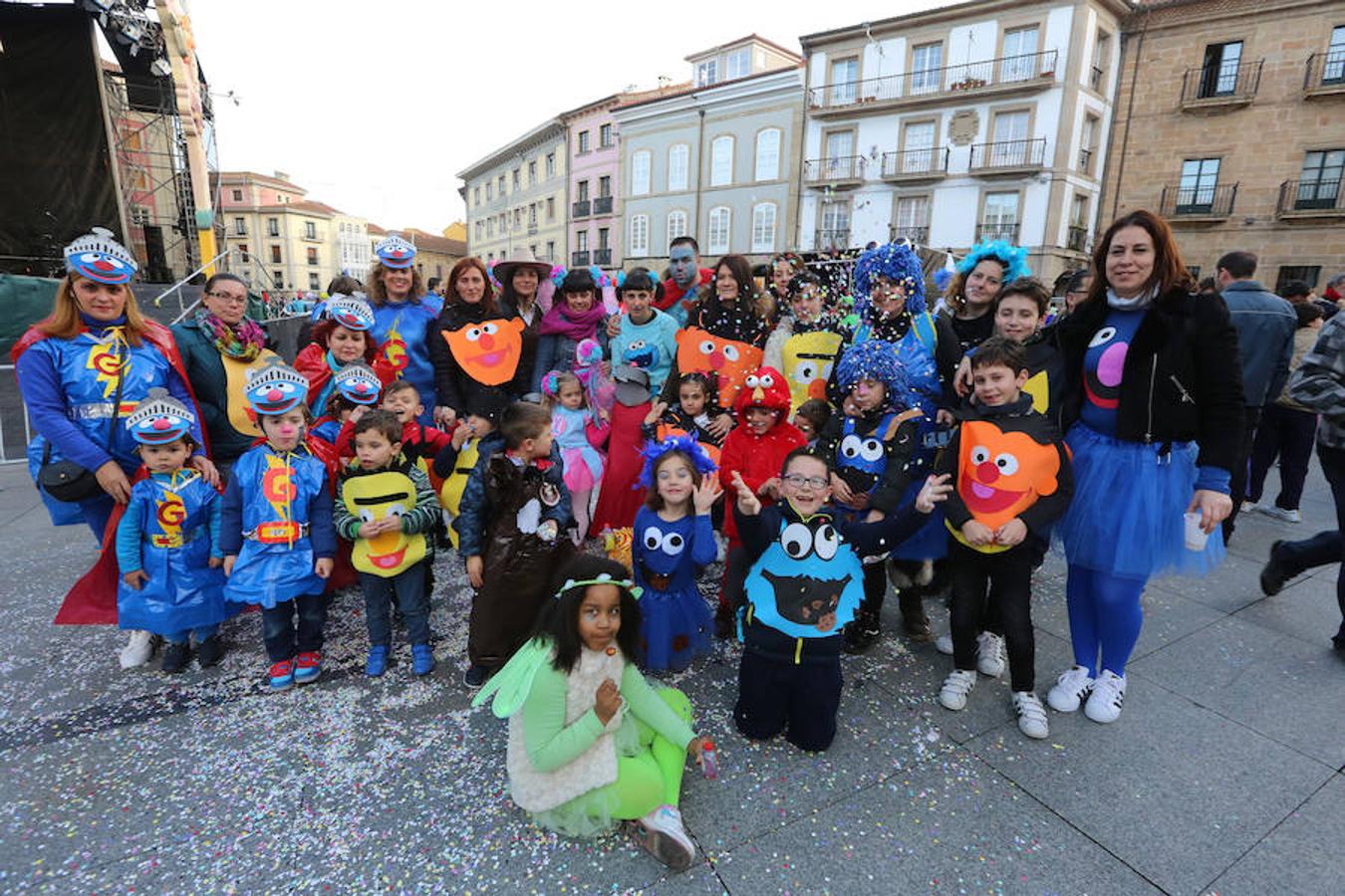Los colegios desfilan en el Antroxu de Avilés