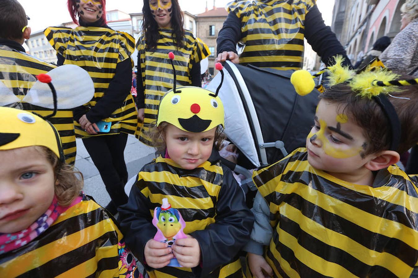 Los colegios desfilan en el Antroxu de Avilés