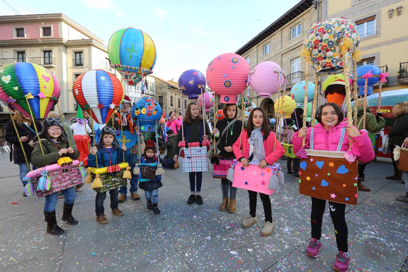 Los colegios desfilan en el Antroxu de Avilés