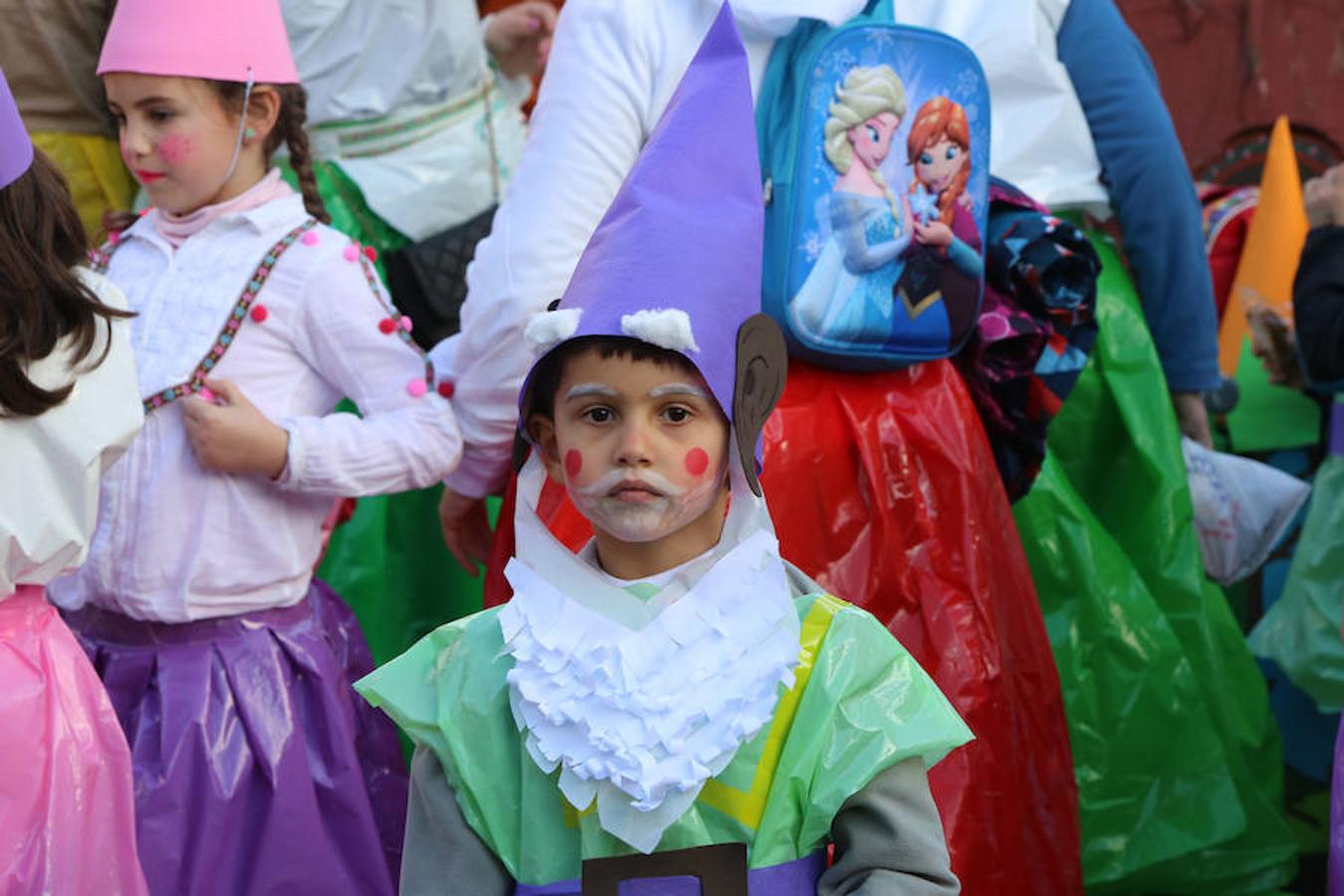 Los colegios desfilan en el Antroxu de Avilés
