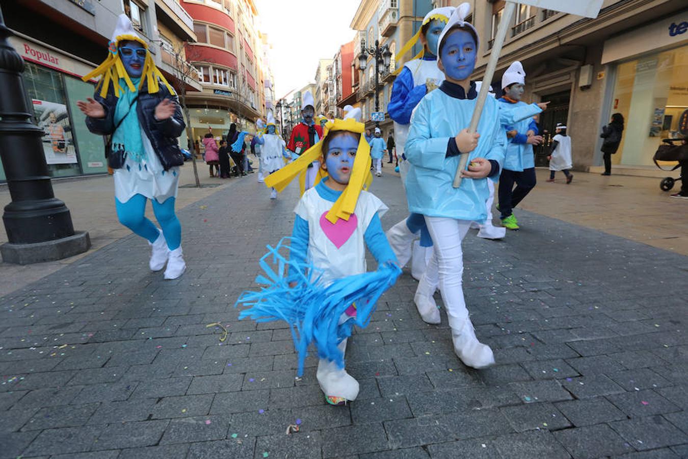 Los colegios desfilan en el Antroxu de Avilés