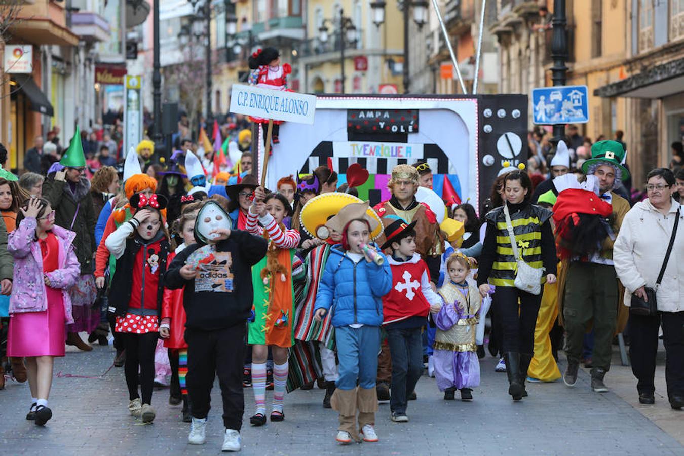 Los colegios desfilan en el Antroxu de Avilés