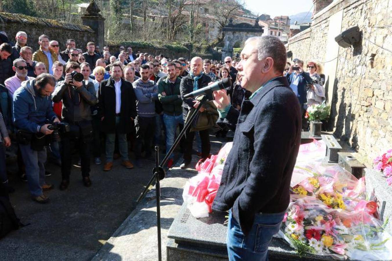 Homenaje a Manuel Llaneza