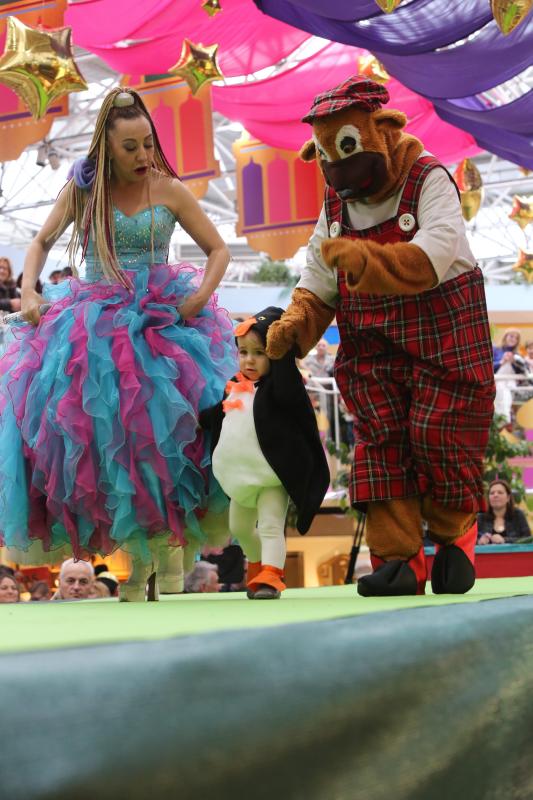 La originalidad del Antroxu desfila en El Corte Inglés y El Atrio