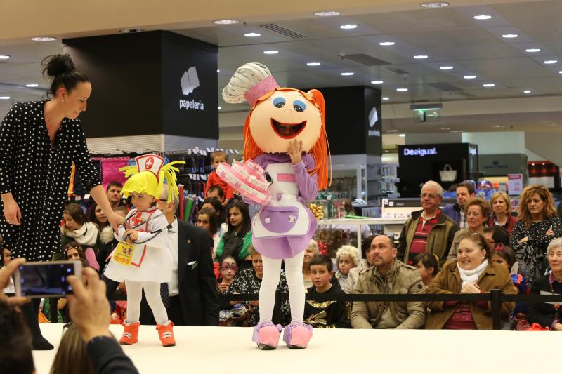 La originalidad del Antroxu desfila en El Corte Inglés y El Atrio