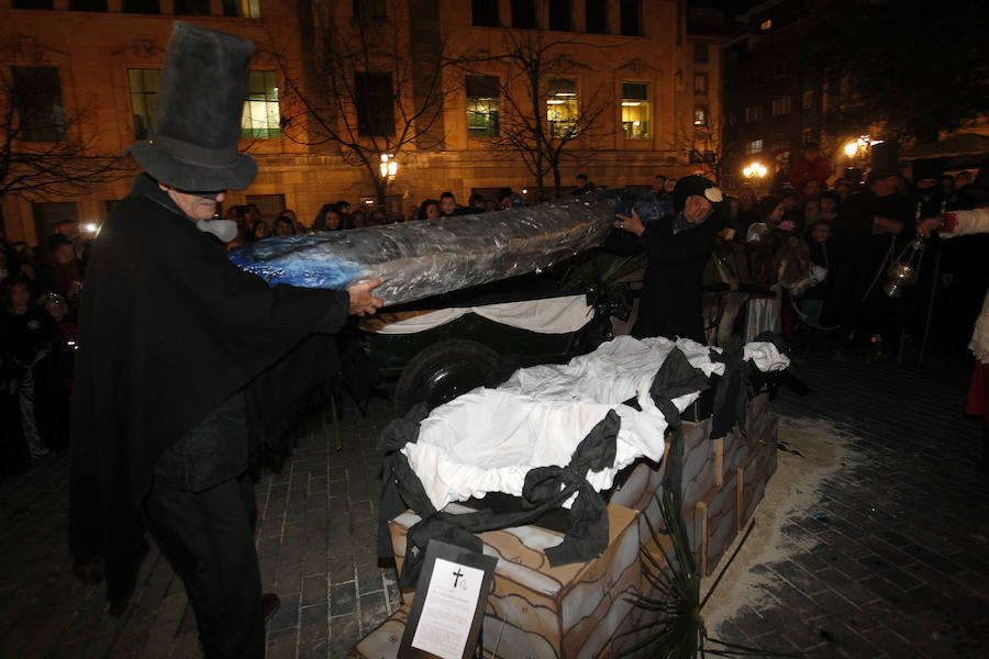 En Antroxu de Oviedo entierra a su sardina