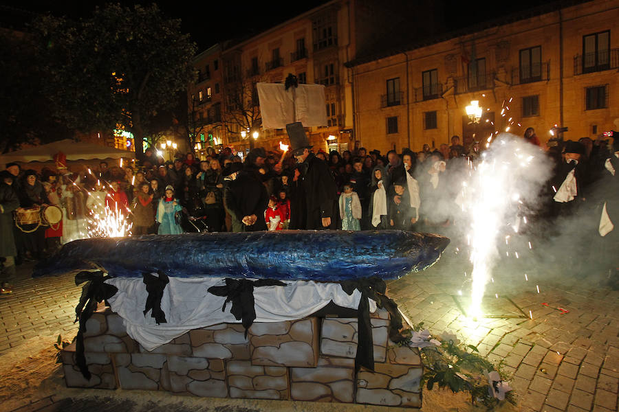 En Antroxu de Oviedo entierra a su sardina