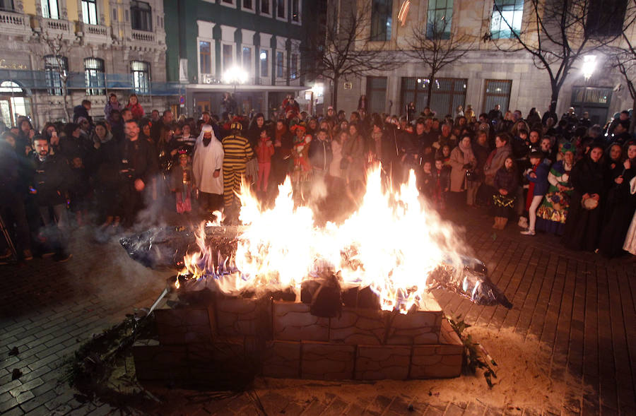 En Antroxu de Oviedo entierra a su sardina