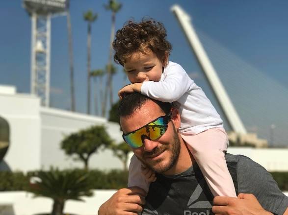 Saúl Craviotto. Su hija, Valentina, y su mujer, Celia García, son su gran alegría para el deportista que hace unos días recogió el Premio EL COMERCIO.