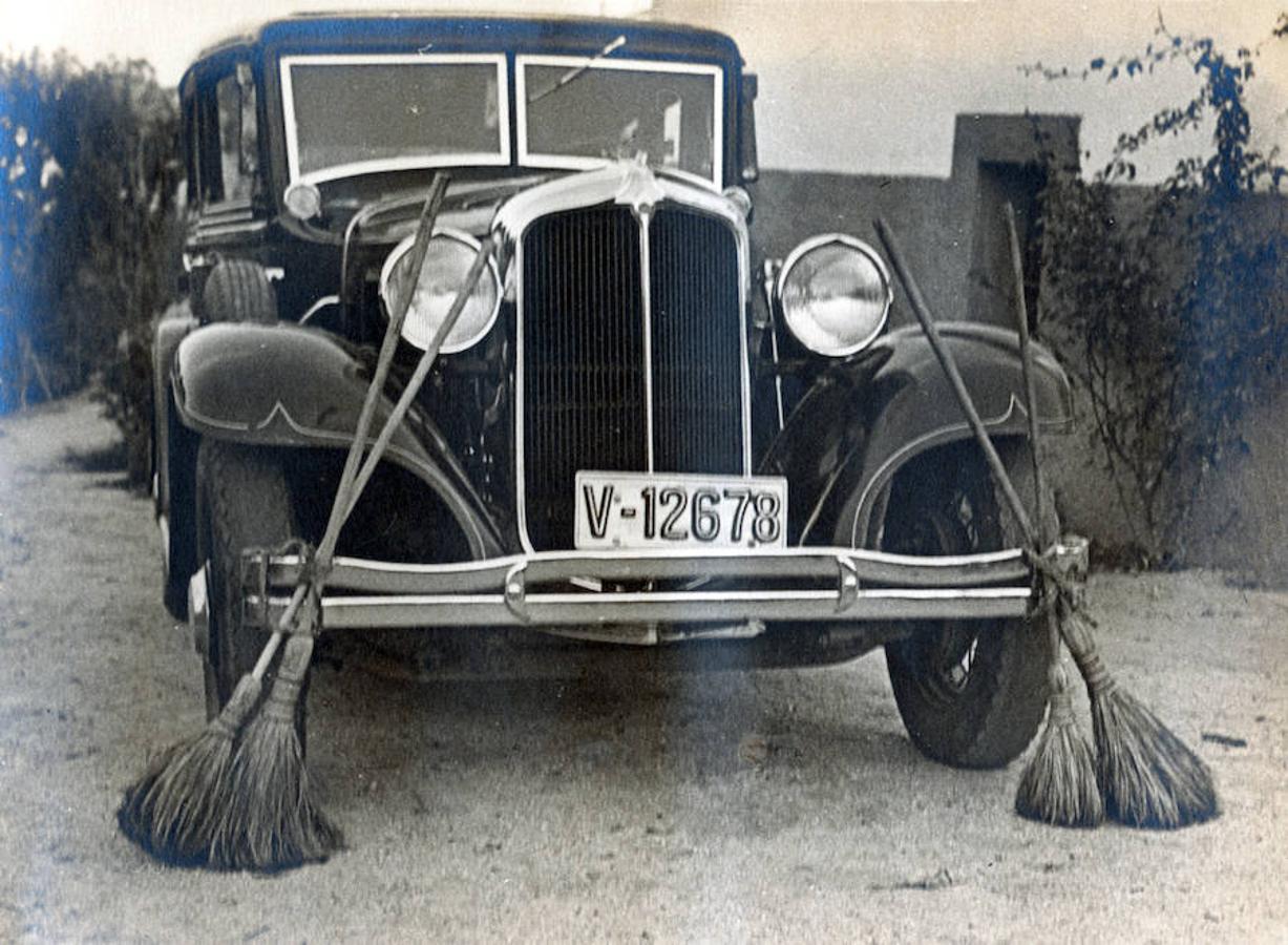 Acto de José María Gil Robles de la CEDA, en Covadonga en 1934. El coche con las escobas se usaba para barrer los clavos que los izquierdistas habían tirado por la carretera con el fin de boicotear un acto.