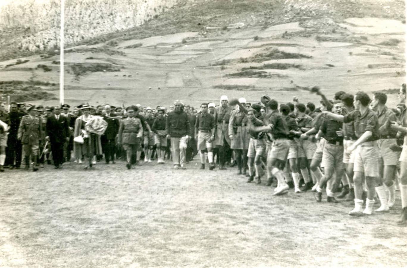 Franco visita un campamento del Frente de Juventudes en 1953. La foto, de autor desconocido, forma parte de un conjunto de fotografías donado por Delfín Heredia Blanco.