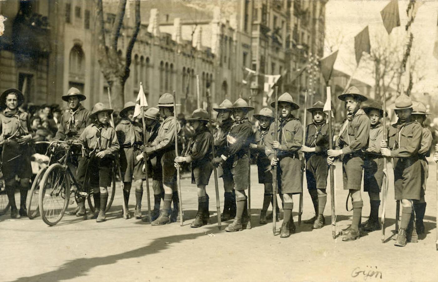 Fotografía captada en el paseo de Begoña que forma parte de la donación que ha realizado la familia Loredo de Gijón, compuesta por once álbumes de Luis Fernández Reguero y de las familias Artime-Lorenzo y Reguero-Artime.