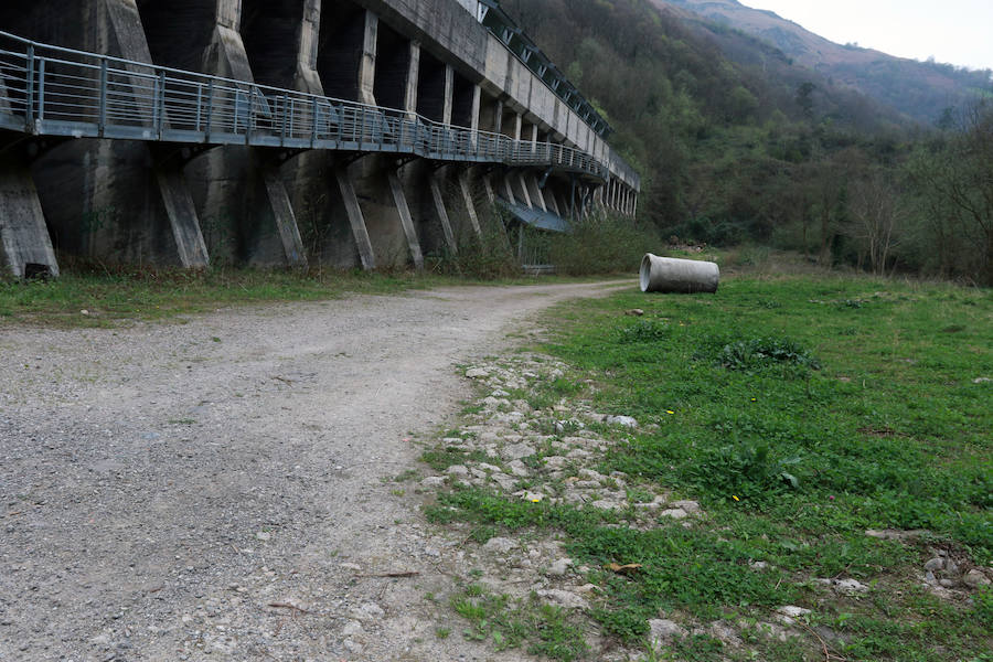 Exteriores. La idea inicial era asfaltar, urbanizar y acondicionar la entrada al museo, pero la empresa encargada de las obras decidió utilizar tierra y gravilla.
