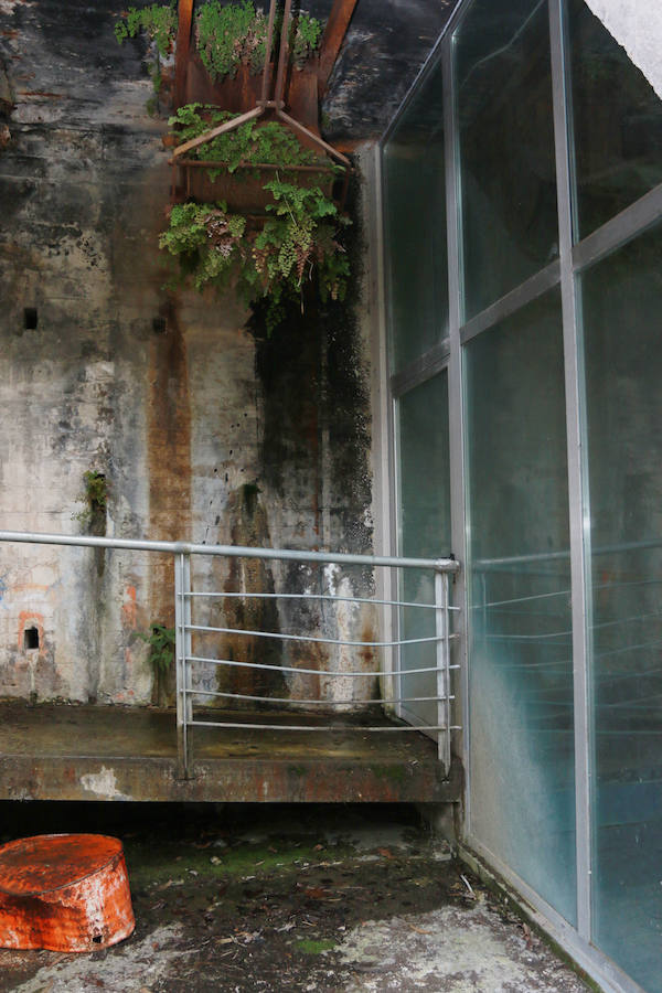 Humedades. El agua y las humedades han dejado la rampa, que llevaba a lo que iban a ser los talleres de la primera planta, encharcada y llena de barro.
