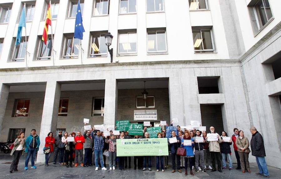 Concentración en protesta por el recorte de la concertada