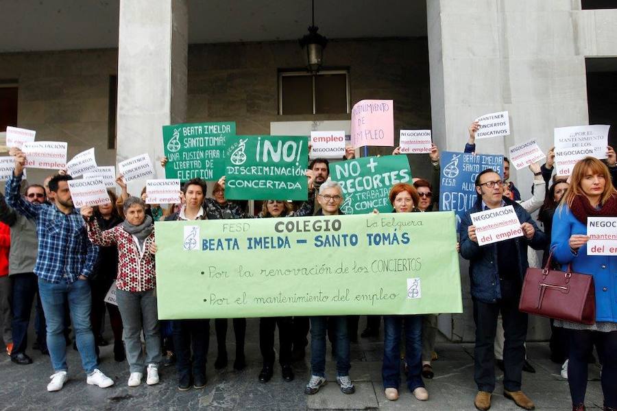 Concentración en protesta por el recorte de la concertada