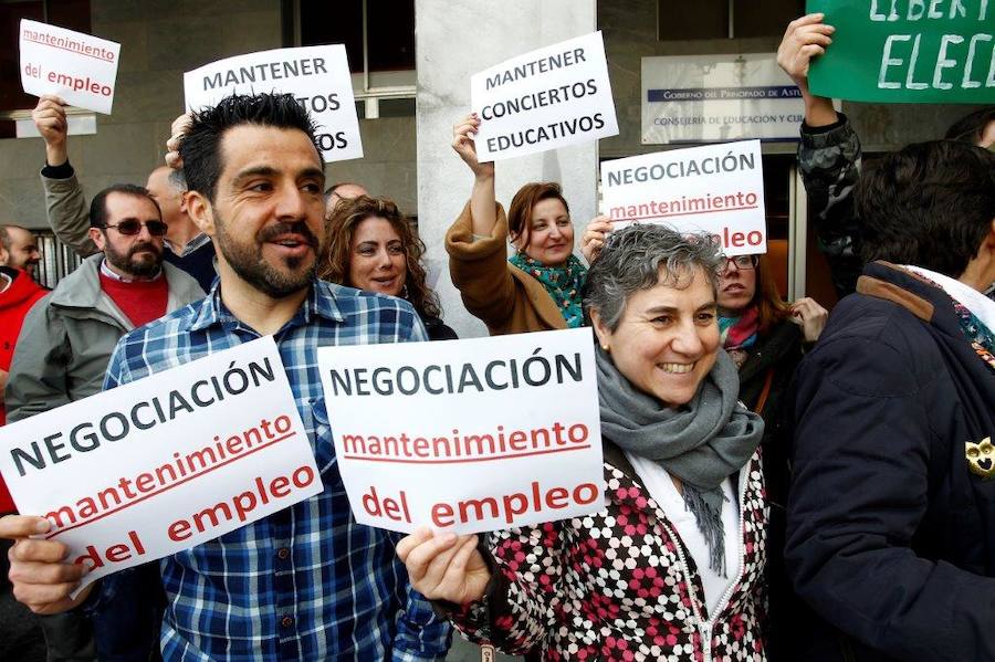 Concentración en protesta por el recorte de la concertada