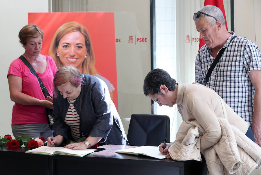 Dolor en la capilla ardiente de Carme Chacón, instalada en la sede del PSOE