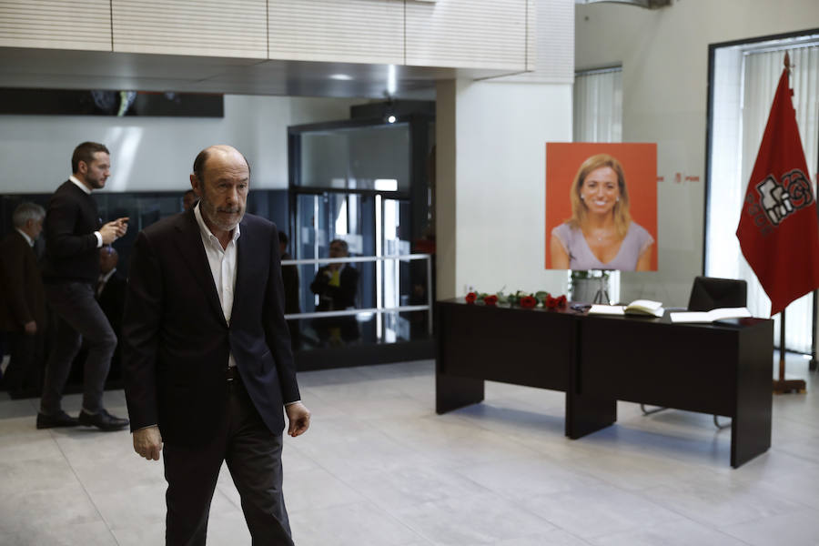 Dolor en la capilla ardiente de Carme Chacón, instalada en la sede del PSOE