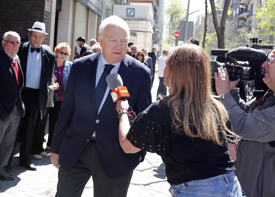 Dolor en la capilla ardiente de Carme Chacón, instalada en la sede del PSOE