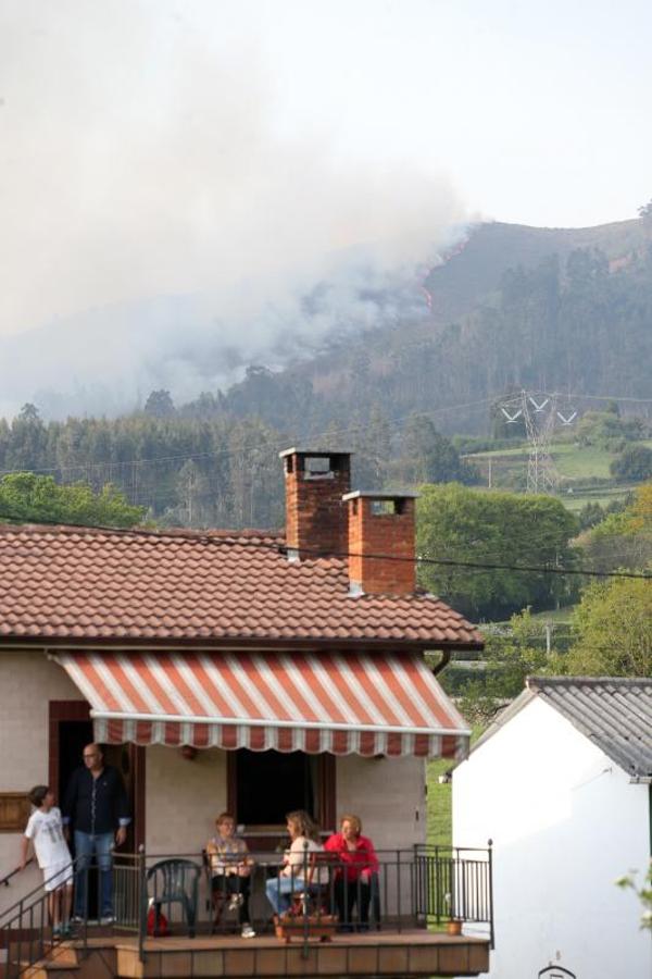 Un incendio quema 15 hectáreas en el Naranco, en Oviedo