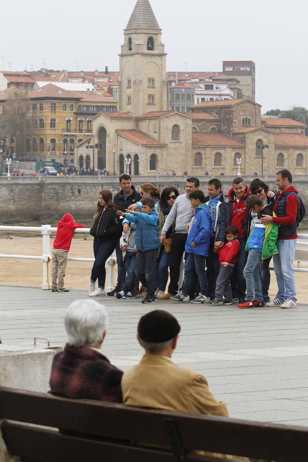 Viernes Santo de lleno turístico en Asturias pese a las nubes