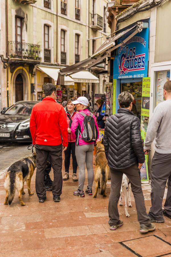 Viernes Santo de lleno turístico en Asturias pese a las nubes