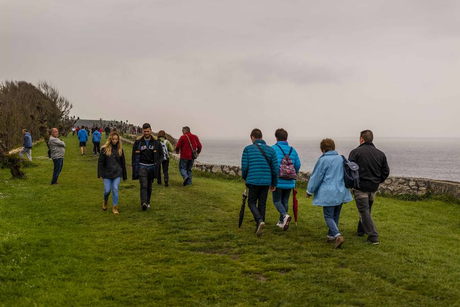 Viernes Santo de lleno turístico en Asturias pese a las nubes